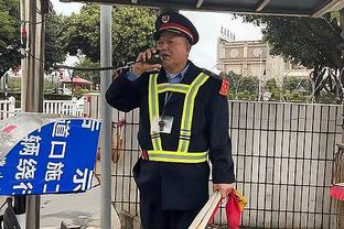 Hai thiếu nữ bị cô ruột "xởn tóc" vì không chịu làm đám cưới